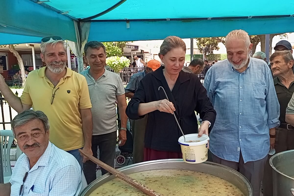 Nazilli Koca Cami önünde 30 bin kişilik ‘Aşure’ bereketi