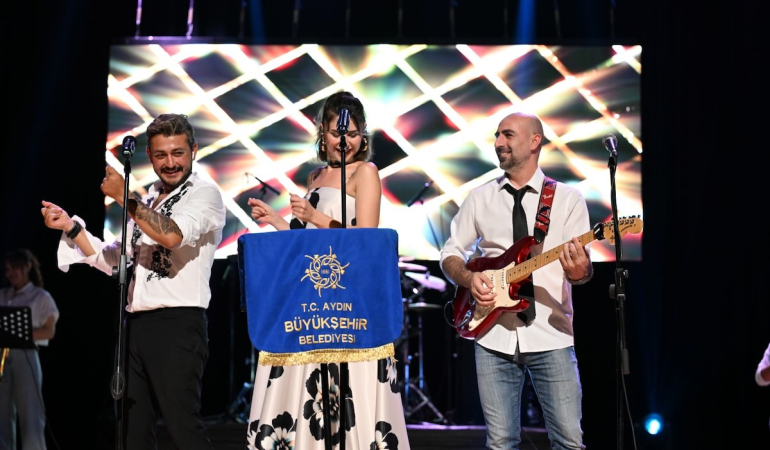 ‘80’ler 90’lar Müzik Dinletisi’ ile Didim’de nostalji rüzgarı esti