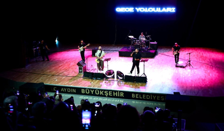 Yaz konserleri sürüyor: Didim’de Gece Yolcuları coşkusu