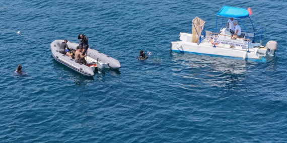 Kuşadası Güvercinada açıklarında deniz dibi ve yüzeyi temizlendi