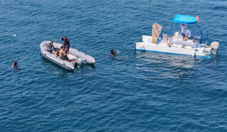 Kuşadası Güvercinada açıklarında deniz dibi ve yüzeyi temizlendi