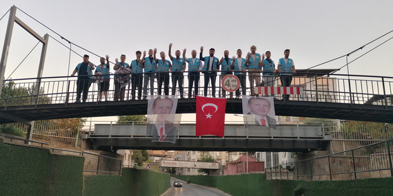 Nazilli’deki provokasyona, AK Partili gençlerden bayraklı yanıt