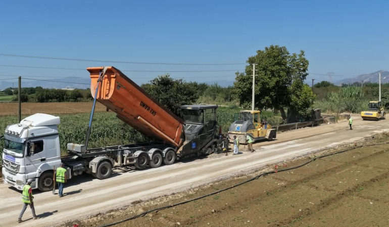 Büyükşehirden İncirliova Yazıdere yoluna sathi kaplama hamlesi