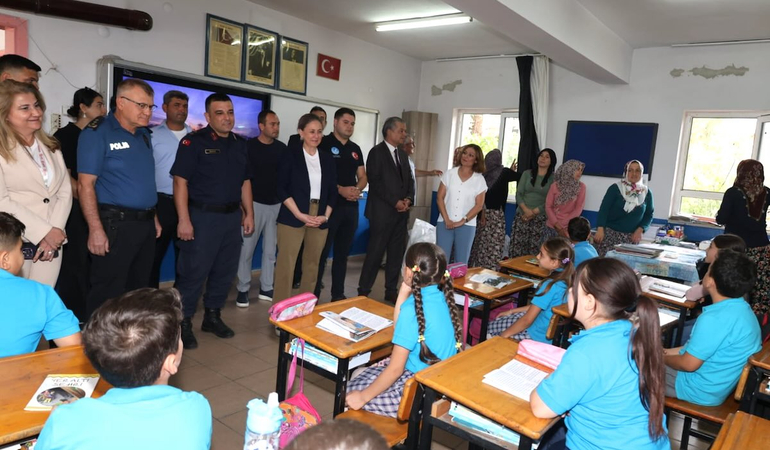 Kaymakam Kan’dan öğrencilere kırtasiye ve çanta desteği